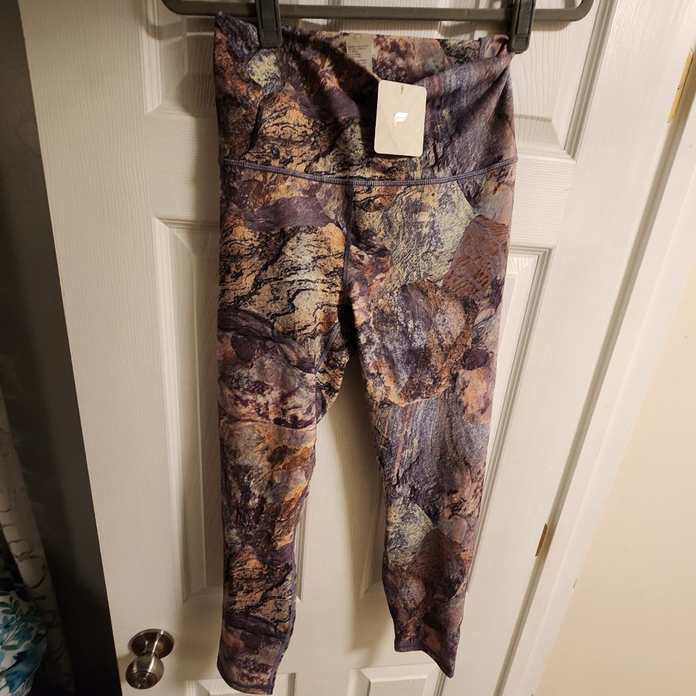 NWT Define PowerHold Ultra HW 7/8 Legging in Orchid Moonrock, size M